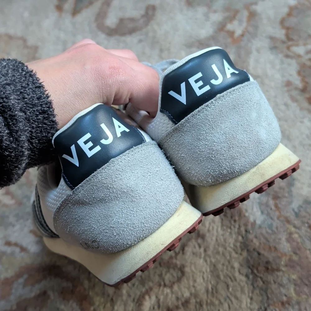 Veja Rio Bronco Retro Grey & White Runner